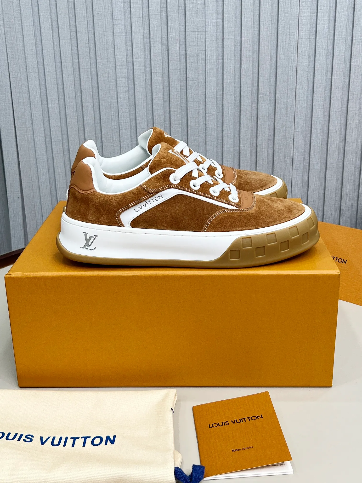p620💰Men's shoes ❤️❤️❤️Top version LV-Louis Vuitton-Classic catwalk new style Air glue process·Original 1:1 development and reproduction! ! The upper foot is very comfortable. It is made of luxurious materials and fine workmanship. The midsole is printed with English letters "Made in Europe". The upper is made of calfskin imported from Italy. The side is decorated with the brand's LOGO and signature. The latest latex foot pads and mesh lining make the foot feel super comfortable. The original two-color TPU combination outsole is specially provided by the original factory. Bag technology Goodyear stitched edges Fabric: Exclusive custom first-layer cowhide Accessories: Exclusive private model Vuitton logo, lining: Customized silk mesh lining - first-layer silk cowhide lining Outsole: TPU combination outsole wear-resistant, non-slip and anti-yellowing Foot pads: new latex pads-mesh sweat-absorbent Counter technology: fully computerized sewing machine wire drawing Toe box back cover Hot and cold shaping Full set of pull-top last with medium and low logo pattern Code number 39-45